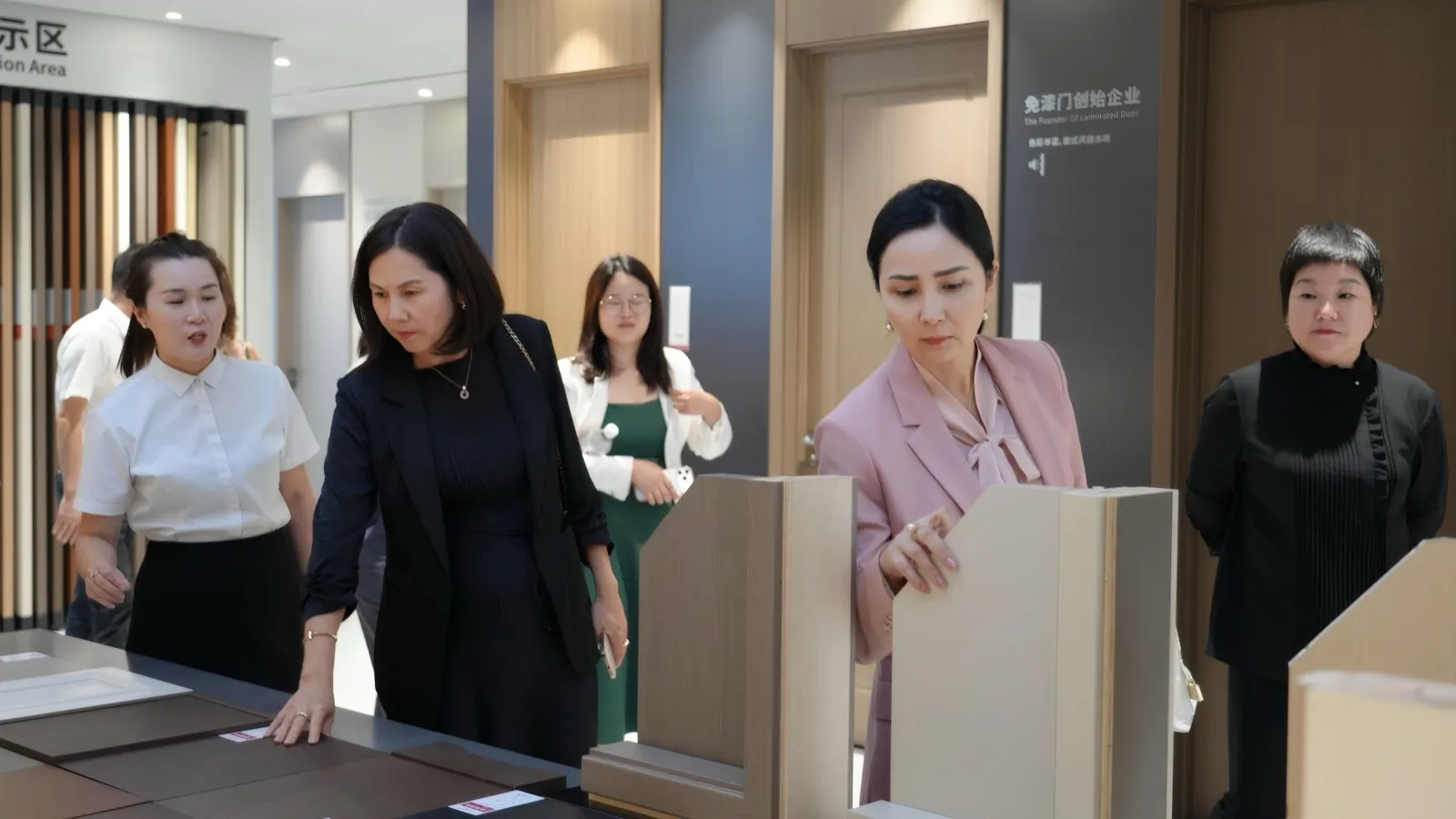 Goldea Chairwoman Wang Lingjuan introducing door samples to Ambassador Musaeva Aktilek